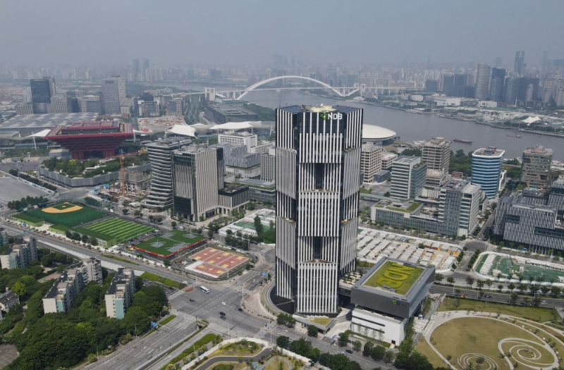 位于上海浦東新區(qū)世博園區(qū)的金磚國家新開發(fā)銀行總部大樓（2022年6月17日攝，無人機照片）。（圖源：新華網(wǎng)）