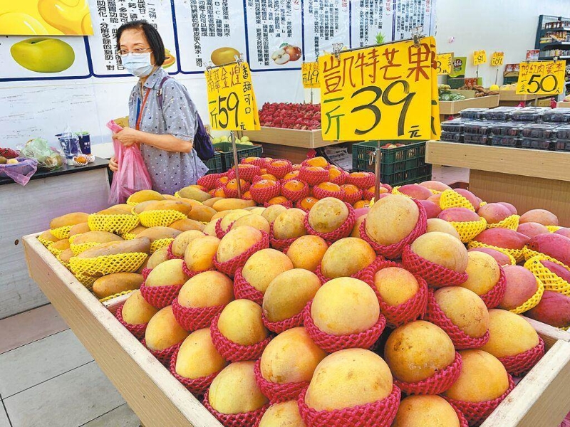 大陸海關(guān)總署日前宣布臺灣芒果因檢出病蟲害，即日已暫停輸入大陸。圖為臺北市一家水果店陳列不同品種本土芒果。（本報資料照／鄧博仁攝）.jpg