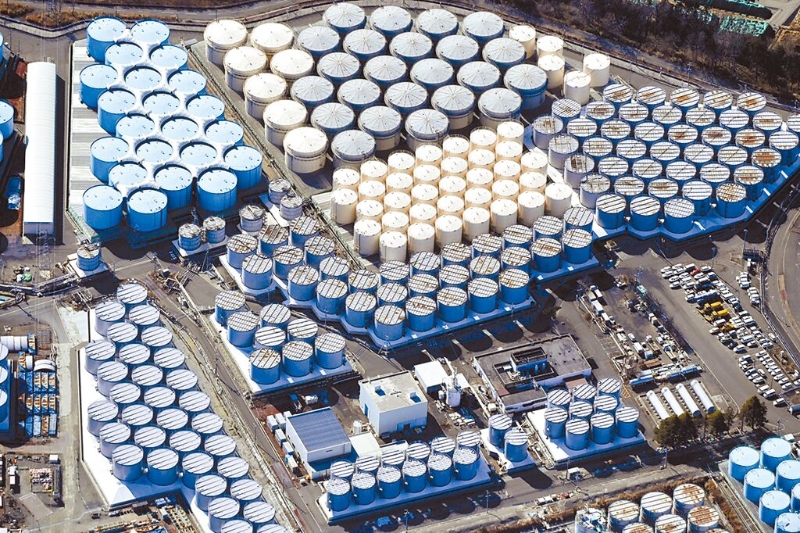日本東京電力公司預(yù)計最快將在8月24日啟動福島第一核電站含氚廢水排放工作。圖為日本福島第一核電站核污水儲水罐。（新華社）.jpg