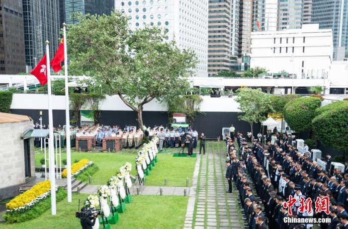 9月3日上午，香港特別行政區(qū)政府舉行“中國人民抗日戰(zhàn)爭勝利紀(jì)念日”紀(jì)念儀式，特別行政區(qū)行政長官李家超等政府官員及各界人士出席。圖為李家超帶領(lǐng)政府官員和各界人士肅立默哀。<a target='_blank' href='/'>中新社</a>記者 侯宇 攝