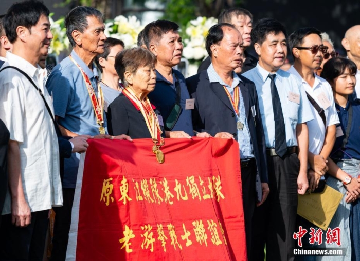 9月3日上午，香港特別行政區(qū)政府舉行“中國人民抗日戰(zhàn)爭勝利紀(jì)念日”紀(jì)念儀式，特別行政區(qū)行政長官李家超等政府官員及各界人士出席。圖為香港抗日老戰(zhàn)士林珍（左三）等在儀式后合影留念。<a target='_blank' href='/'>中新社</a>記者 侯宇 攝