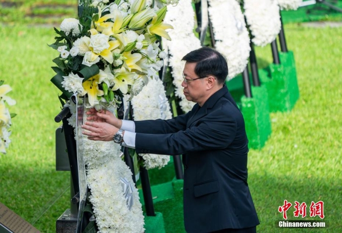 9月3日上午，香港特別行政區(qū)政府舉行“中國人民抗日戰(zhàn)爭勝利紀(jì)念日”紀(jì)念儀式，特別行政區(qū)行政長官李家超等政府官員及各界人士出席。圖為李家超整理紀(jì)念抗戰(zhàn)英烈的花環(huán)。<a target='_blank' href='/'>中新社</a>記者 侯宇 攝