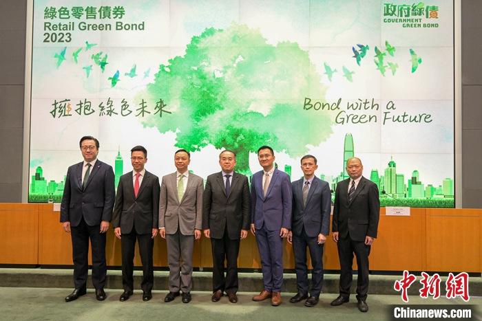 9月5日，香港特區(qū)政府舉行記者會(huì)，宣布發(fā)行新一批綠色零售債券，規(guī)模不少于150億港元，會(huì)視乎市場(chǎng)情況，考慮將發(fā)行額提高至最多200億港元。圖為香港特區(qū)政府財(cái)經(jīng)事務(wù)及庫務(wù)局局長許正宇(中)等出席記者會(huì)。 <a target='_blank' href='/'>中新社</a>記者 陳永諾 攝