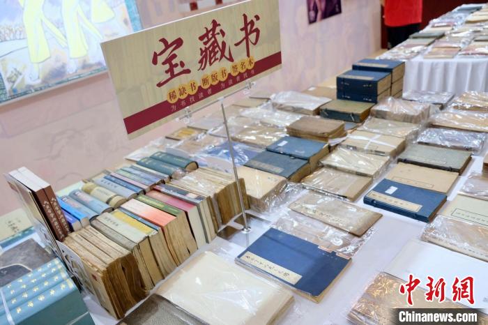 各類(lèi)稀缺書(shū)、斷版書(shū)、簽名本在上海書(shū)展現(xiàn)場(chǎng)展銷(xiāo)。王笈 攝