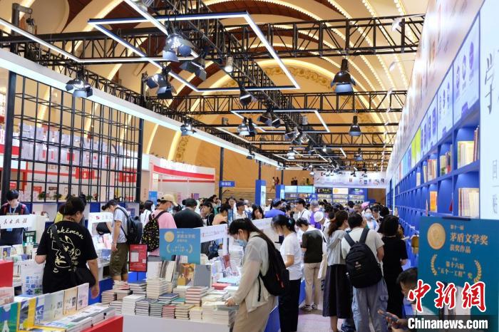 8月21日，愛(ài)書(shū)人在2023上海書(shū)展逛展購(gòu)書(shū)。王笈 攝