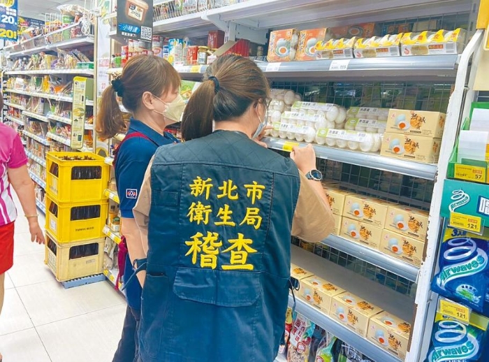 新北市衛(wèi)生局至全聯(lián)超市查核是否仍有販賣臺(tái)農(nóng)巴西進(jìn)口蛋。圖片來源：臺(tái)灣《中國(guó)時(shí)報(bào)》。