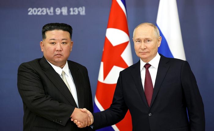 普京與金正恩握手。圖片來源：俄羅斯克里姆林宮網(wǎng)站