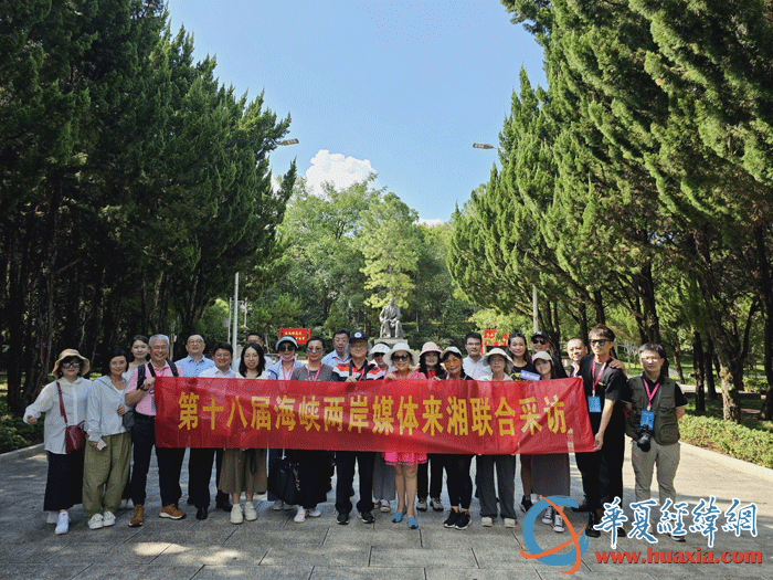 參訪團(tuán)一行在浯溪碑林合影。