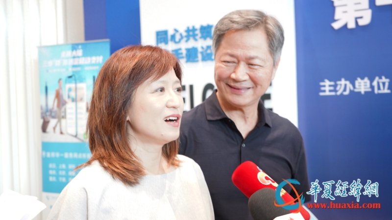 臺灣政治大學教授、自媒體人賴岳謙及其夫人周玉琴現(xiàn)場接受兩岸媒體記者采訪 攝 黃楊