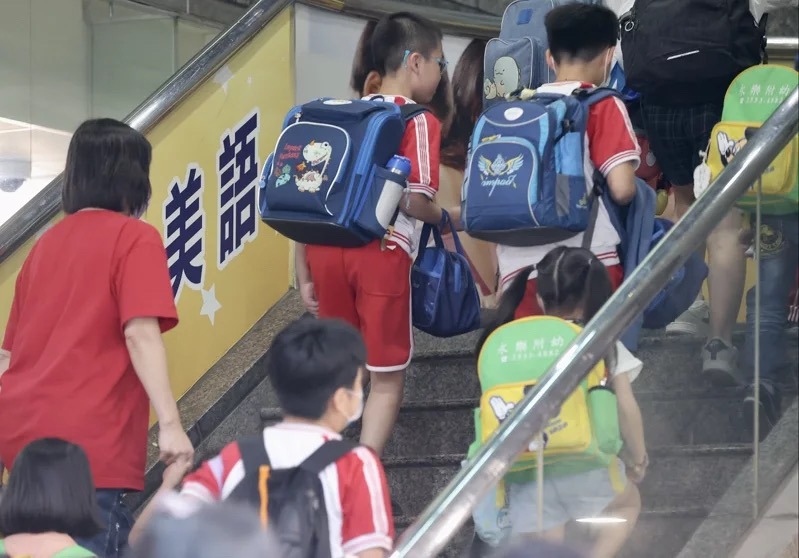民進(jìn)黨當(dāng)局強(qiáng)推“雙語(yǔ)政策”負(fù)評(píng)如潮。（圖源：臺(tái)灣《聯(lián)合報(bào)》）