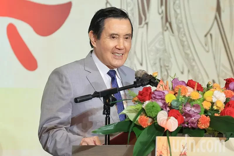 臺(tái)灣地區(qū)前領(lǐng)導(dǎo)人馬英九18日出席“教育大愛(ài)菁師獎(jiǎng)”頒獎(jiǎng)典禮，他公開(kāi)批評(píng)“雙語(yǔ)政策”既無(wú)必要、也做不到。（圖源：臺(tái)灣《聯(lián)合報(bào)》）