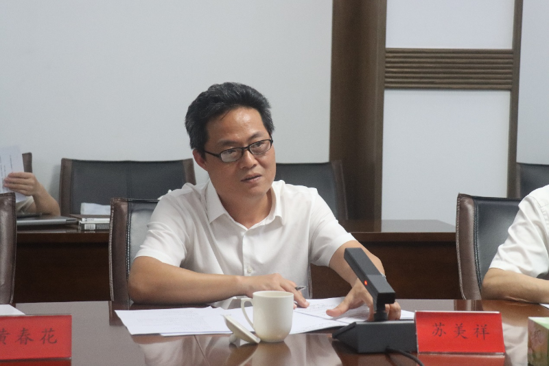福建社會科學(xué)院現(xiàn)代臺灣研究所所長蘇美祥研究員主持座談會。