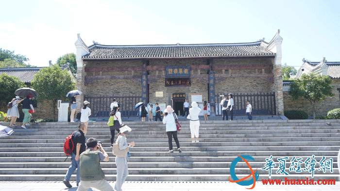 采訪團(tuán)一行走進(jìn)道縣濂溪書院暨濂溪祠。（攝影：虞鷹）