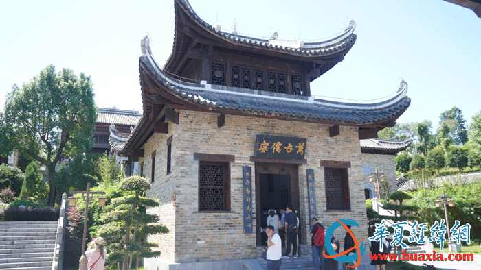 采訪團(tuán)一行走進(jìn)道縣濂溪書院暨濂溪祠。（攝影：虞鷹）