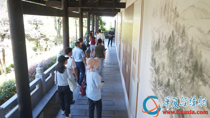 采訪團(tuán)一行走進(jìn)道縣濂溪書院暨濂溪祠。（攝影：虞鷹）