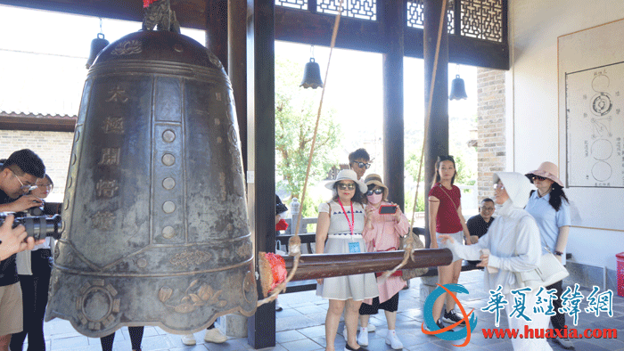 臺(tái)灣媒體人敲響太極開(kāi)悟鐘。（攝影：虞鷹）