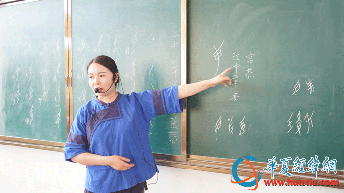 江永女書傳承人胡欣介紹女書書寫規(guī)則。（攝影：虞鷹）