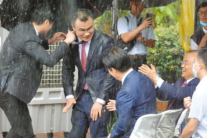 圖為臺當(dāng)局農(nóng)業(yè)部門8月1日掛牌成立，陳吉仲（中上）致詞時下大雨，也讓賴清德（中下）濕了半邊身