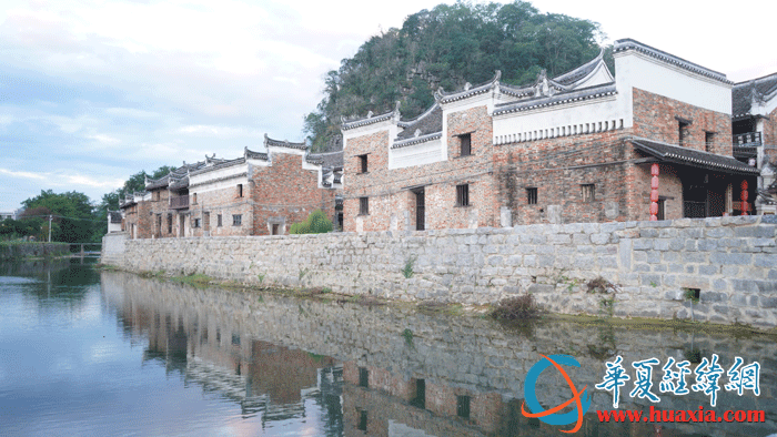 藍(lán)天白云下的上甘棠村景色宜人美如畫。（攝影：虞鷹）
