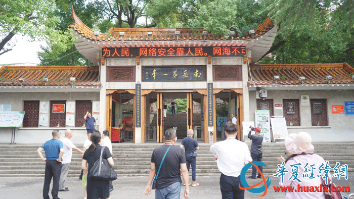 兩岸媒體人走訪回雁峰。（攝影：虞鷹）