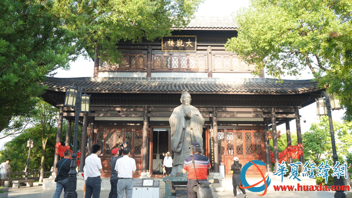 兩岸媒體人參訪大觀樓，樓前豎立著孔子雕像。（攝影：虞鷹）
