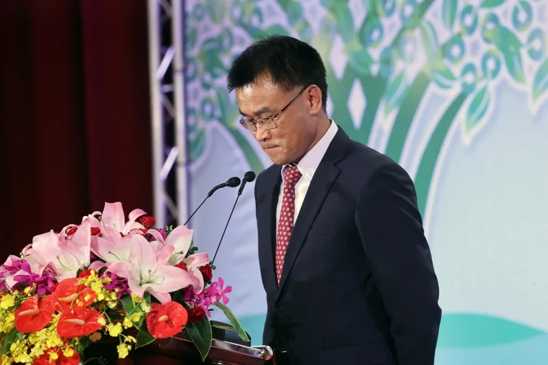 臺灣進口蛋爭議不斷，請辭獲準的臺當局農業(yè)部門負責人陳吉仲20日出席活動致辭時突然哽咽落淚。（圖源：臺灣《聯(lián)合報》）