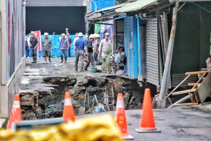 資料圖：臺北市信義區(qū)崇德街60巷今年5月地基嚴重坍塌，路面上出現(xiàn)巨大坑洞，以致一旁住宅有倒塌危機。圖片來源：臺灣中時新聞網(wǎng)