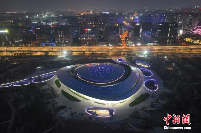 資料圖：杭州2022年亞運會電子競技場館入夜亮燈，屋頂彩色光條如星軌。(無人機照片) 中新社記者 王剛 攝