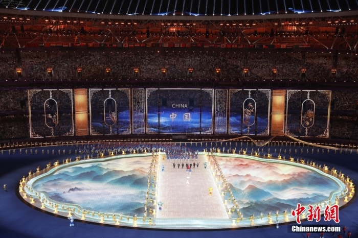 9月23日，杭州第19屆亞運(yùn)會開幕式在浙江杭州奧體中心體育場舉行。圖為中國代表團(tuán)入場。<a target='_blank' href='/'>中新社</a>記者 韓海丹 攝