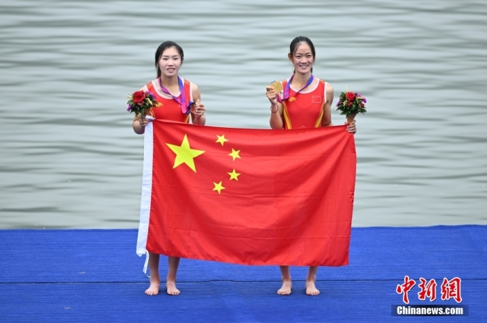 9月24日，杭州第19屆亞運會賽艇女子輕量級雙人雙槳決賽在浙江杭州舉行，中國組合鄒佳琪、邱秀萍以7分06秒78的成績奪冠。這是本屆亞運會的首枚金牌。<a target='_blank' href='/'>中新社</a>記者 王剛 攝