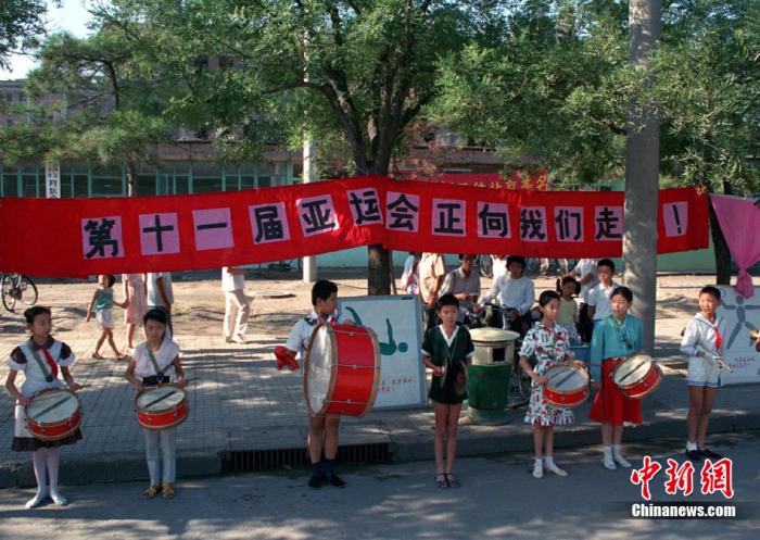 資料圖：北京兒童在街頭宣傳亞運會。<a target='_blank' href='/'>中新社</a>記者 任晨鳴 攝