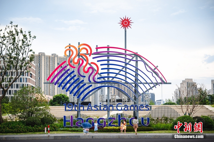 杭州街頭遍布亞運元素，圖為在亞運會會徽前拍照的民眾。