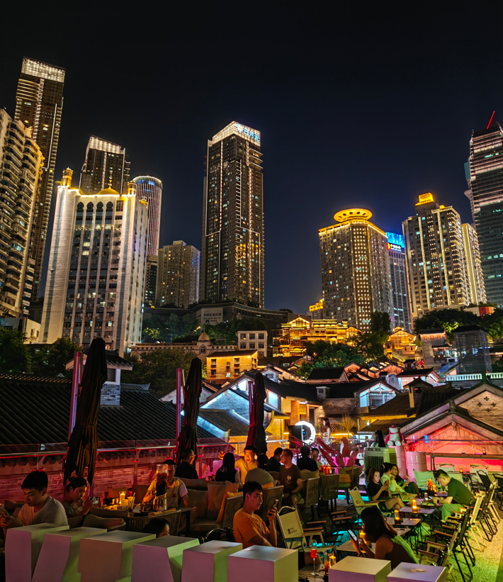 夜晚的十八梯也是市民的打卡地。景區(qū)供圖 華龍網(wǎng)發(fā)