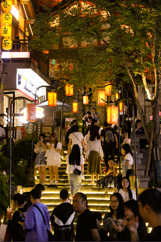夜幕下的十八梯。景區(qū)供圖 華龍網(wǎng)發(fā)