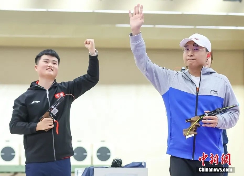 中國(guó)選手李越宏(右)、劉楊攀(左)分獲金銀牌。<a target='_blank' href='/'>中新社</a>記者 賈天勇 攝