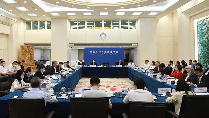 2023年7月5日，商務(wù)部部長王文濤主持召開外資企業(yè)圓桌會。來自商務(wù)部網(wǎng)站