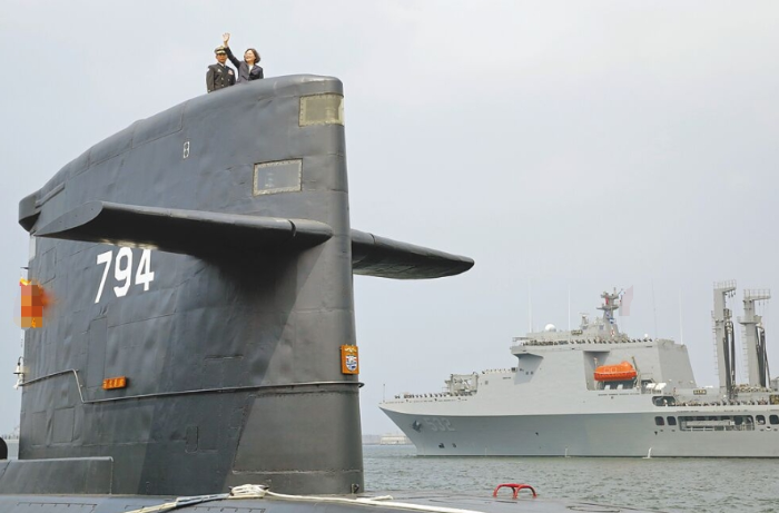 圖為蔡英文（右）2017年登上海虎潛艦帆罩，宣示潛艦臺造啟動
