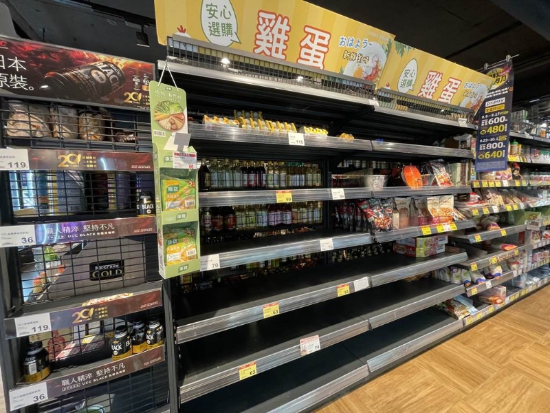 臺北市部分地區(qū)連鎖超市24日中午時段架上蛋品，幾乎銷售一空。(蔡佩珈攝) 圖片來源：臺灣“中時新聞網(wǎng)”