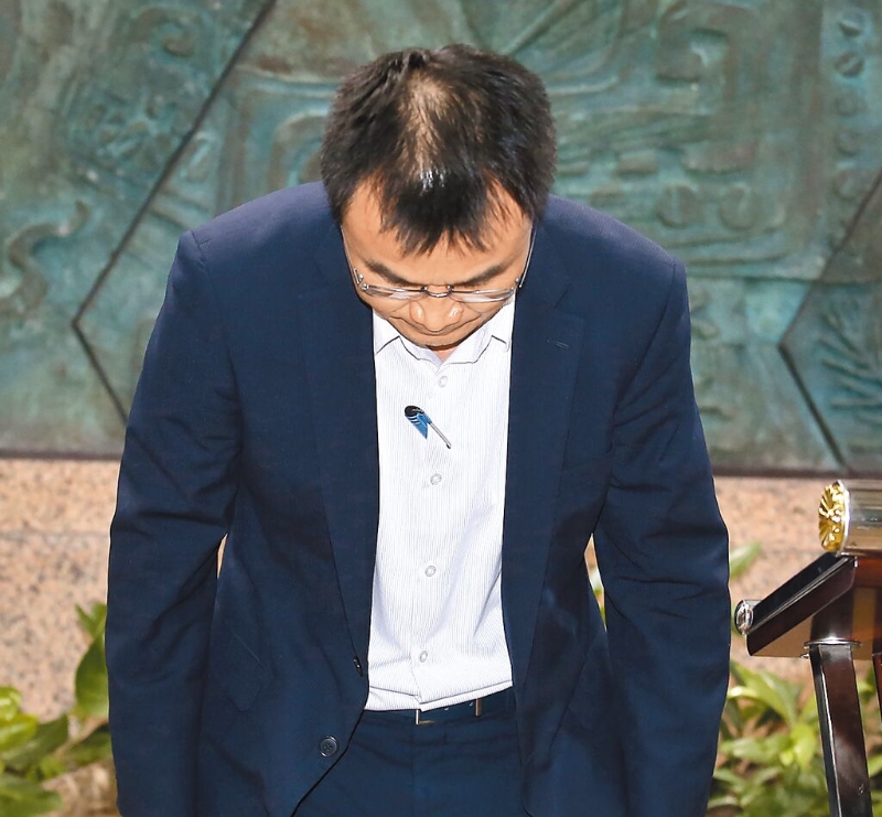 臺農(nóng)業(yè)部門負責人陳吉仲19日傍晚舉行記者會說明項目進口雞蛋議題，當日晚間8點在臉書上宣布辭職。 圖片來源：臺灣“中時新聞網(wǎng)”.jpg