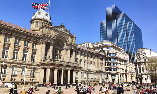 英國伯明翰市政府9月5日宣布破產(chǎn)。市政發(fā)言人說，目前預(yù)算內(nèi)年度財務(wù)缺口約為8700萬英鎊。（圖源：央視新聞）