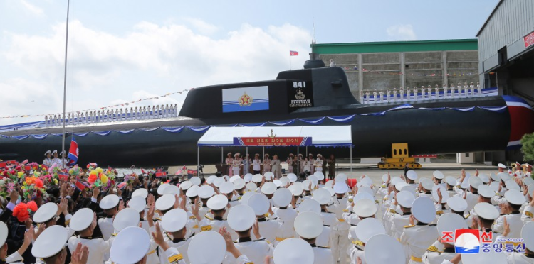 朝鮮6日舉行新造潛艇下水典禮，慶祝第一艘戰(zhàn)術(shù)核攻擊潛艇第841號下水。（圖源：朝中社）