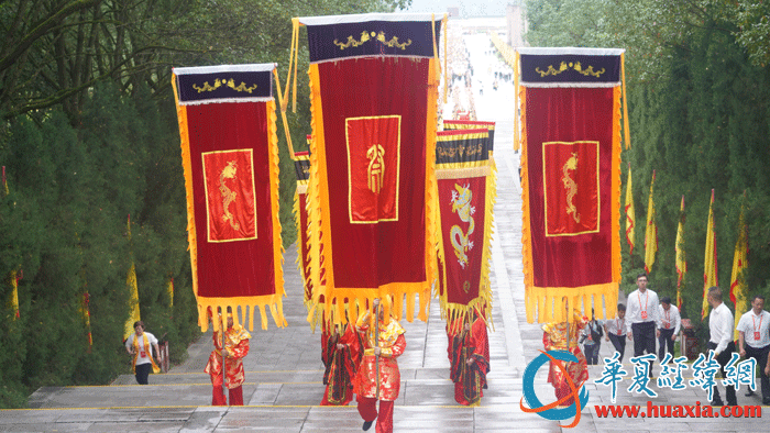 儀仗隊(duì)伍入場(chǎng)。