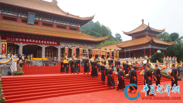 敬獻(xiàn)供品。