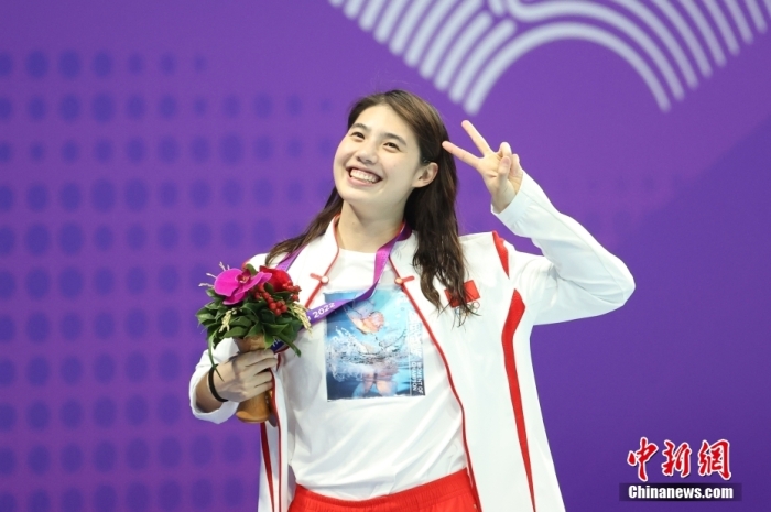 圖為張雨霏在頒獎(jiǎng)儀式后比勝利手勢(shì)。<a target='_blank' href='/'>中新社</a>記者 湯彥俊 攝