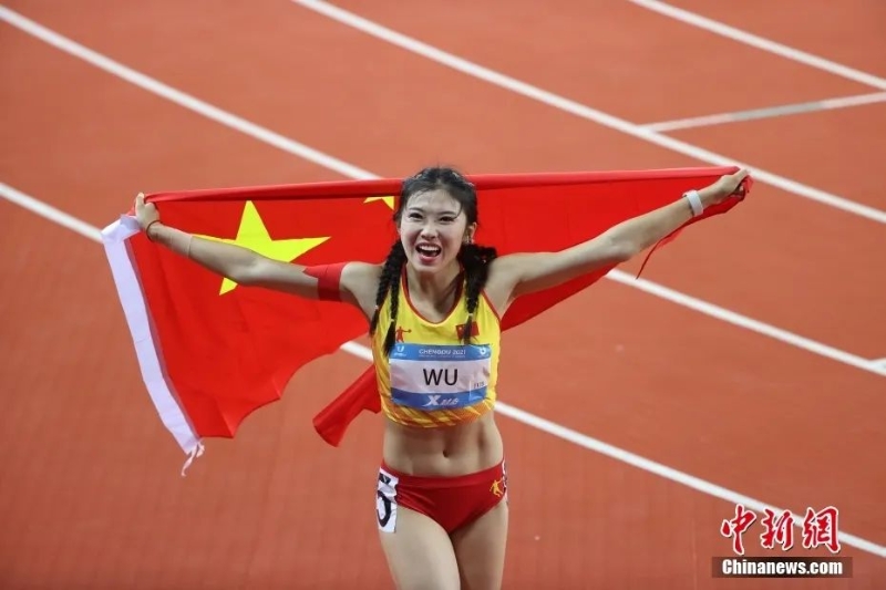 資料圖：吳艷妮身披國(guó)旗慶祝。<a target='_blank' href='/'>中新社</a>記者 劉占昆 攝