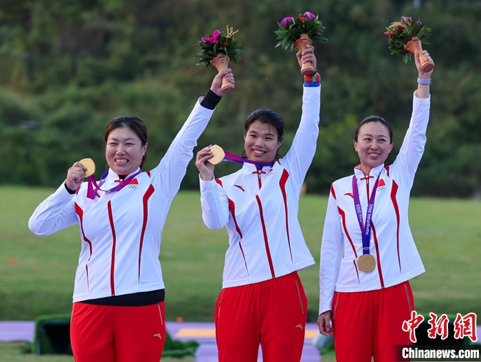 圖為中國隊在頒獎儀式上。 <a target='_blank' href='/'>中新社</a>記者 賈天勇 攝