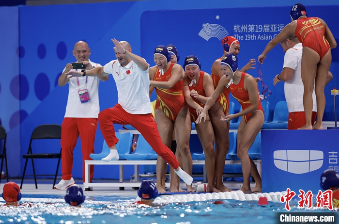 圖為中國隊教練跳水慶祝。<a target='_blank' href='/'>中新社</a>記者 杜洋 攝
