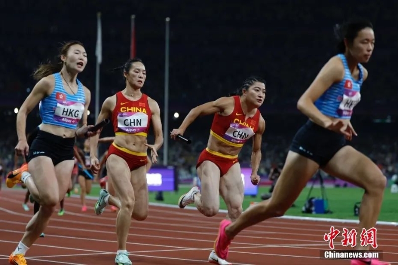 圖為中國隊第二棒選手韋永麗與第三棒選手袁琦琦進行交接棒。<a target='_blank' href='/'>中新社</a>記者 韓海丹 攝