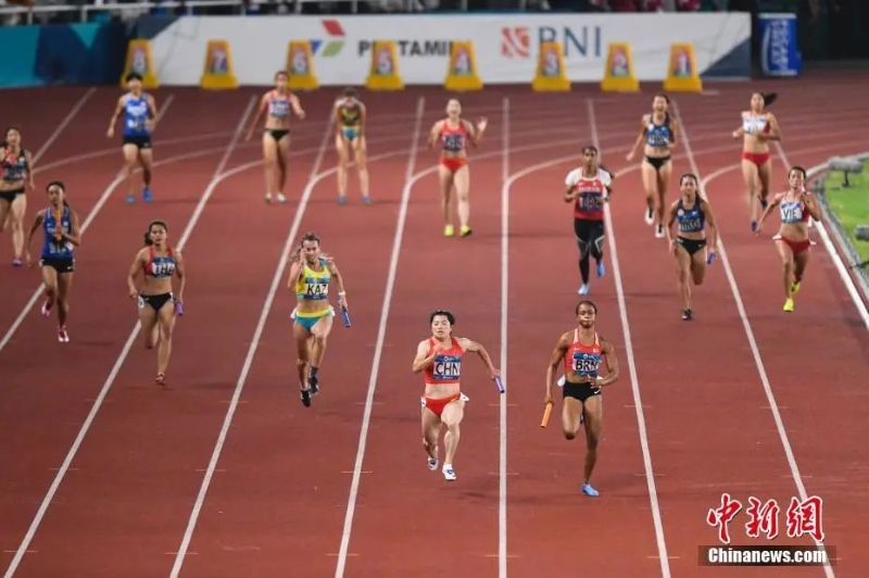 資料圖：雅加達亞運會女子4x100米接力決賽。圖為中國隊第四棒袁琦琦沖刺。<a target='_blank' href='/'>中新社</a>記者 楊華峰 攝
