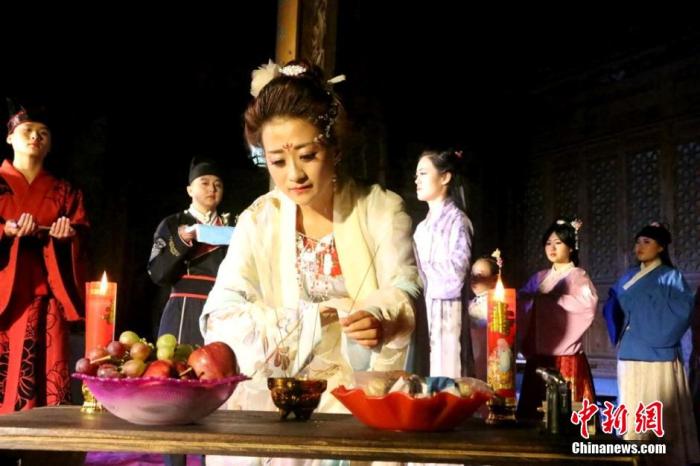 資料圖：甘肅張掖漢服愛好者身著傳統(tǒng)服飾，舉行中秋祭月儀式，以祈福求祥。成學雷 攝